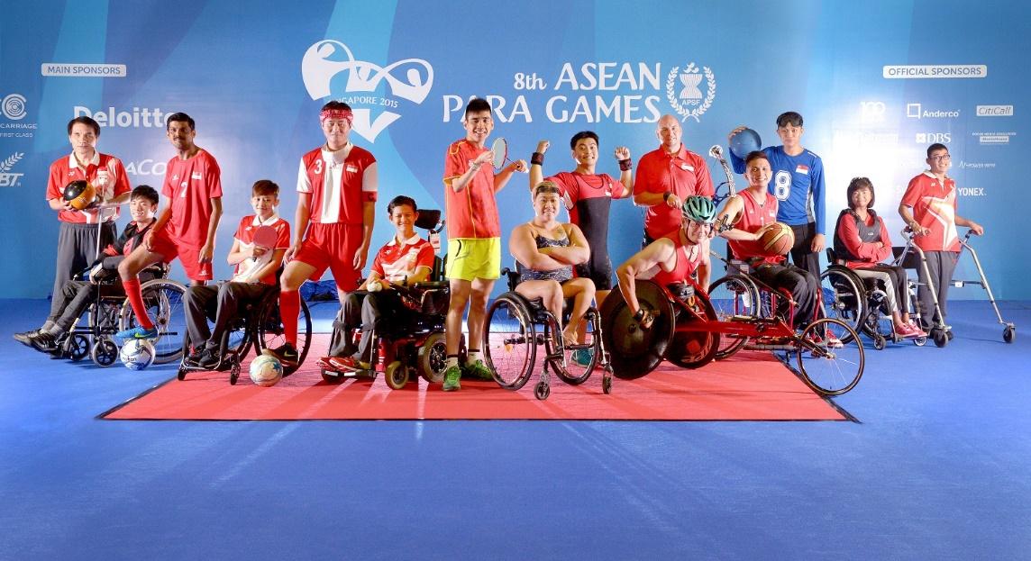 Chọn từ đồng nghĩa với từ được gạch chân The ASEAN Para-Games are hostedby the same country where the SEA Games took place. (ảnh 1)