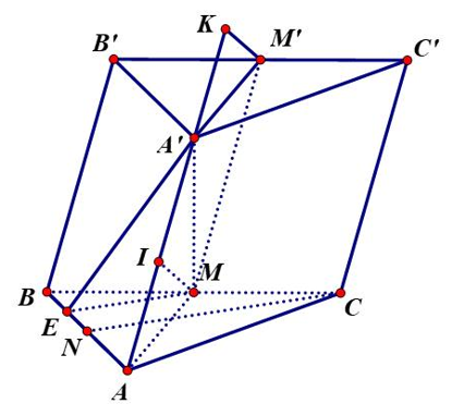 Cho lăng trụ có đáy là tam giác đều cạnh Hình chiếu của lên mặt phẳng trùng với trung điểm Tính khoảng cách giữa hai đường thẳng và biết góc giữa hai mặt phẳng và \(\left( {A'B'C'} \right)\)  (ảnh 12)