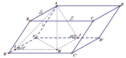Cho hình hộp \(ABCD.A'B'C'D'\) có đáy là hình chữ nhật, \(AB = \sqrt 3 ,AD = \sqrt 7 .\) Hai mặt bên \(\left( {ABB'A'} \right)\) và \(\left( {ADD'A'} \right)\) lần lượt tạo với đáy góc \({45^ (ảnh 1)