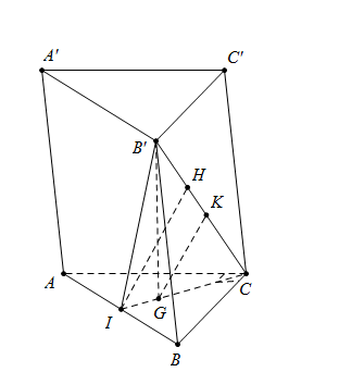 Cho hình lăng trụ ABC.A′B′C′ có đáy ABC là tam giác vuông cân, AC=BC=3a. Hình chiếu vuông góc của B′ lên mặt đáy trùng với trọng tâm của tam giác ABC, mặt phẳng (ABB′A′) tạo với mặt phẳng (AB (ảnh 1)