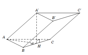 Cho hình lăng trụ ABC.A′B′C′ có đáy là tam giác đều cạnh có độ dài bằng 2a. Hình chiếu vuông góc của A′A′ lên mặt phẳng (ABC) trùng với trung điểm H của BC. Tính khoảng cách d giữa hai đường  (ảnh 1)