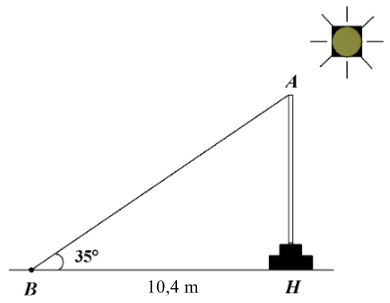 Tại một thời điểm trong ngày, các tia nắng mặt trời tạo với phương ngang một góc bằng  35 ∘ ,  khi đó cột  A H  có bóng trên mặt đất là đoạn  B H  dài  10 , 4  m. (ảnh 1)