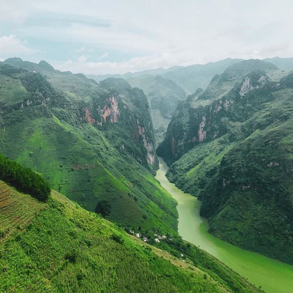 Nối bức tranh với từ thích hợp để miêu tả bức tranh ấy.1.  a. Hoang sơ2.  b. Sâu hun hút3.  c. Trong xanh (ảnh 3)