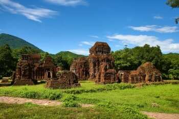 Chọn đúng/sai cho mỗi ý sau.Ở Thánh địa Mỹ Sơn, phần lớn các đền tháp có đặc điểm gì?(Nhấp vào ô màu vàng để chọn đúng / sai)a) Tầng bậc thu nhỏ dần đến đỉnh.b) Mỗi tầng được trang trí khác n (ảnh 1)