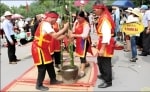 Chọn từ thích hợp để điền vào chỗ trống.Một số trò chơi trong phần hội của lễ giỗ Tổ Hùng Vương là………………………………………………………………Bắn nỏThi gói bánh chưngThi giã bánh giầyCà kheo(Kéo thả hoặc click v (ảnh 2)