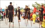 Chọn từ thích hợp để điền vào chỗ trống.Một số trò chơi trong phần hội của lễ giỗ Tổ Hùng Vương là………………………………………………………………Bắn nỏThi gói bánh chưngThi giã bánh giầyCà kheo(Kéo thả hoặc click v (ảnh 3)