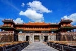 Chọn từ đúng để điền vào chỗ trống.  …………………………  …………………………Ngọ Môn (Đại nội Huế)Thác Bản Giốc (Cao Bằng)Chùa Một Cột (Hà Nội)Bến Nhà Rồng (Thành phố Hồ Chí Minh)(Kéo thả hoặc click vào để điề (ảnh 1)