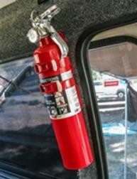  Trên xe ô tô có trang bị thiết bị như hình vẽ dưới đây, dùng để làm gì?1. Thay lốp xe.2. Chữa cháy trong các trường hợp hỏa hoạn.3. Cầm máu cho người bị nạn. (ảnh 1)