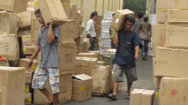 Những người trong bức tranh đang làm gì?  (ảnh 1)