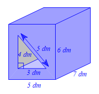 Một khối gỗ hình lăng trụ đứng tứ giác có đáy là hình chữ nhật có kích thước là  5 d m ,  6 d m  và chiều cao  7 d m . Người ta khoét từ đáy một cái lỗ hình lăng trụ đứng tam giác,  (ảnh 1)