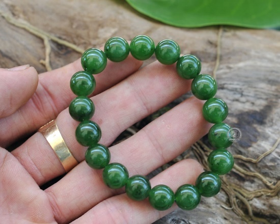 Từ nào trong câu có vần “ich”

Bà tặng cho Minh một chiếc vòng ngọc bích. (ảnh 1)