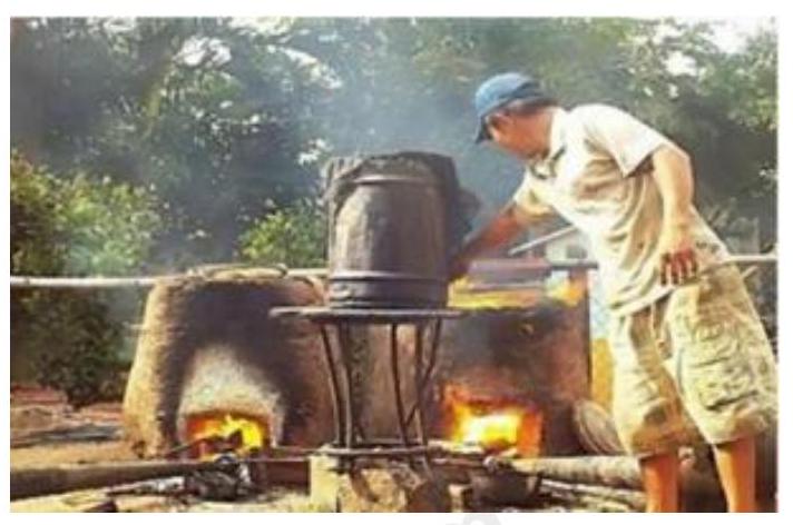 Ở một cơ sở đúc đồng tại xã Đại Bái, huyện Gia Bình, tỉnh Bắc Ninh, người ta tiến hành đúc một quả chuông bằng đồng nguyên chất có khối lượng 15 kg qua 6 bước sau đây:
1. Tạo mẫu.
2. Tạo khuô (ảnh 1)