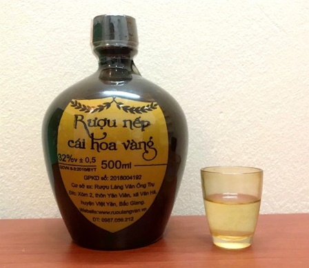 Độ rượu thường được kí hiệu là Xo hoặc X% vol. Trên bình rượu nếp cái hoa vàng dưới đây có ghi 32% vol. Cách ghi ấy có ý nghĩa như thế nào? (ảnh 1)