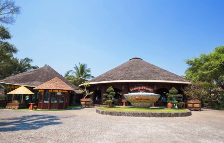 Phần mày lá của một ngôi nhà hình nón (không có đáy) với đường kính đáy khoảng 12m và độ dài đường sinh khoảng 8,5m (hình vẽ). Chi phí để làm phần mái lá đó là (ảnh 1)