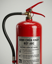 Bình chữa cháy là thiết bị an toàn phổ biến. Trên phần đầu của bình có gắn đồng hồ đo áp suất để kiểm tra khí nén bên trong. Ở nhiệt độ 27 độ C, áp suất trong bình là 12 atm. (ảnh 1)