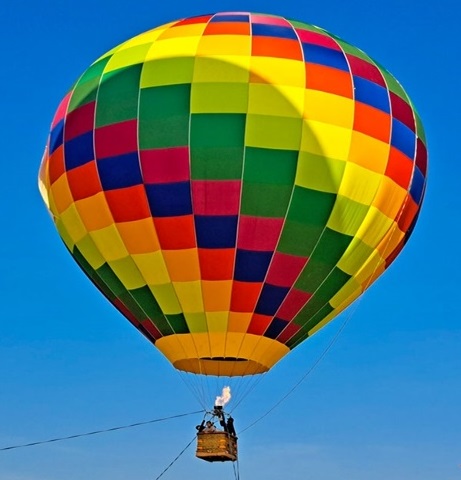 Một khí cầu có thể tích V = 336m^3 và khối lượng vỏ m = 82 kg được bơm không khí nóng tới áp suất bằng áp suất không khi bên ngoài. Biết không khí bên ngoài có nhiệt  (ảnh 1)