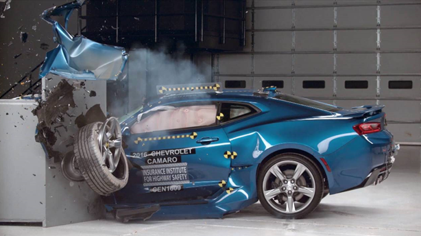 Túi khí của xe sẽ phồng lên nhanh chóng khi một tác động đủ mạnh từ bên ngoài gây ra phản ứng hóa học và giải phóng một lượng lớn nitrogen. Trong một thử nghiệm túi khi, túi phồng lên đến thể (ảnh 1)