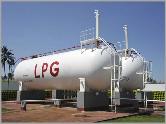 Gas (LPG) là nhiên liệu phổ biến hiện nay, có thành phần chính là propane (C3H8) và butane (C4H10). Trong các bồn chứa công nghiệp, gas được hóa lỏng dưới áp suất cao. Để có thể sử dụng, một  (ảnh 1)