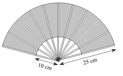 Một chiếc quạt giấy khi xòe ra có hình dạng của một hình quạt tròn với bán kính 25 cm và khi xòe hết thì góc tạo bởi hai thanh nan ngoài cùng của chiếc quạt là 1500. Tính diện tích phần giấy  (ảnh 1)