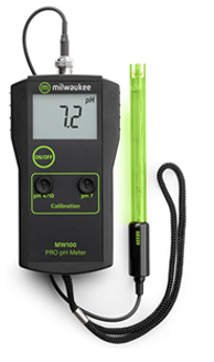 Để đảm bảo an toàn cho người bơi và tối ưu hiệu quả của các hóa chất khử trùng (như chlorine), pH của nước bể bơi cần được duy trì ổn định trong khoảng 7,2 – 7,6. Để đo pH dung dịch, một nhân (ảnh 1)