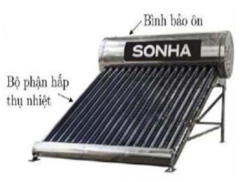 Hình bên là máy nước nóng năng lượng mặt trời. Máy gồm có hai bộ phận chính là bộ phận thu nhiệt có diện tích 2 m^2 và bộ phận giữ nhiệt dùng để chứa nước (bình bảo ôn). Biết nhiệ (ảnh 1)