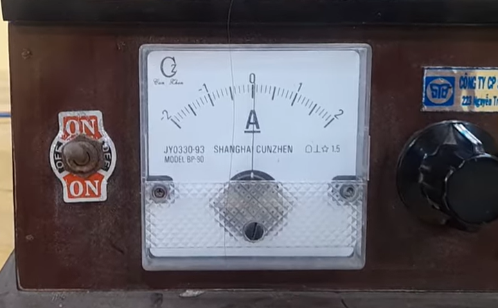 Một nhóm học sinh sử dụng thí nghiệm như hình bên để khảo sát lực từ tác dụng lên đoạn dây dẫn mang dòng điện và đo độ lớn cảm ứng từ B. Trong đó: Khung dây (3) gồm N vòng dây, chiều dài cạnh (ảnh 2)