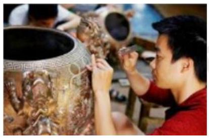 Ở một cơ sở đúc đồng tại phường Đúc, thành phố Huế, người ta tiến hành đúc một quả chuông bằng đồng nguyên chất có khối lượng 50 kg qua 6 bước sau đây:
1. Tạo mẫu.
2. Tạo khuôn.
3. Nấu chảy đ (ảnh 1)