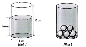 Một ly nước dạng hình trụ có chiều cao là 15 cm, đường kính đáy là 5 cm. Bên trong ly có chứa một lượng nước cao 10 cm như Hình 1.
(a) Tính thể tích lượng nước chứa trong ly (làm tròn kết quả (ảnh 1)