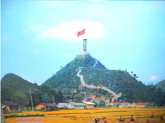 Cột cờ Lũng Cú nằm trên đỉnh Lũng Cú hay còn gọi là đỉnh núi Rồng (Long Sơn) có độ cao khoảng 1700m so với mặt nước biển, thuộc xã Lũng Cú huyện Đồng Văn tỉnh Hà Giang. Gọi Olà đỉnh của thân tháp, C là điểm đáy của thân tháp, hai điểm A,B (ảnh 1)