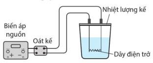 Để xác định nhiệt dung riêng của nước, có thể tiến hành thí nghiệm theo sơ đồ nguyên lí như hình bên dưới.
 (ảnh 1)
