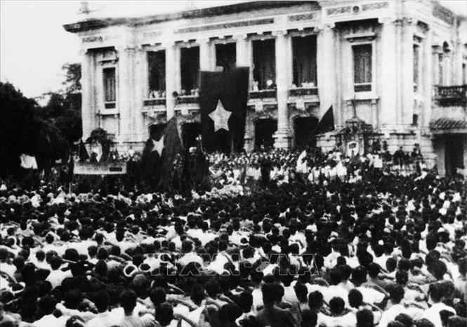 Quan sát hình ảnh lịch sử

Nhân dân Hà Nội mít tinh tại quảng trường Nhà hát Lớn (19-8-1945) (ảnh 1)