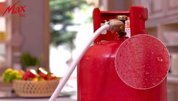 Hiện tượng xuất hiện lớp nước mỏng bám ngoài vỏ bình gas đang sử dụng là kết quả của quá trình
 (ảnh 1)