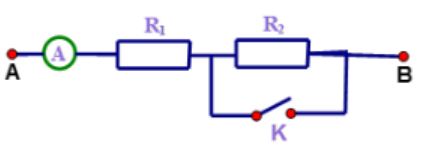 khóa K đóng ampe kế chỉ 4A  còn khi khóa K mở thì ampe kế chỉ 2,5A. Tính hiệu điện thế giữa hai đầu đoạn mạch và điện trở  R2? (ảnh 1)