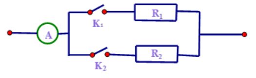 Hiệu điện thế U = 48V - Khi khóa K1 đóng, khóa K2 mở thì ampe kế chỉ 2,4A  - Khi khóa K1 mở, khóa K2 đóng thì ampe kế chỉ 5A  (ảnh 1)