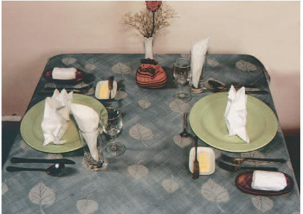Hình ảnh nào sau đây thể hiện cách đặt bàn ăn theo phong cách phương Tây (ảnh 2)