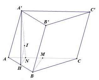 Cho hình lăng trụ ABC.A'B'C' có mặt đáy ABC là tam giác đều cạnh AB = 2a. Hình chiếu (ảnh 1)
