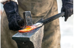 Theo truyền thống, người thợ rèn dùng búa và đe để rèn kim loại, và mặc dù việc sử dụng sức nước cho việcrèn sắt có từ thế kỉ thứ 12, búa và đe vẫn không lỗi thời. Các lò rèn đã phát triển qua nhiều thế kỉ để (ảnh 1)
