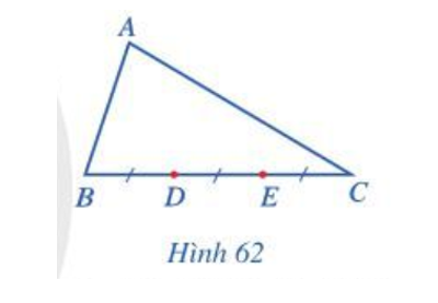 Cho tam giác ABC. Các điểm D, E thuộc cạnh BC thỏa mãn BD = DE = EC (Hình 62) (ảnh 1)