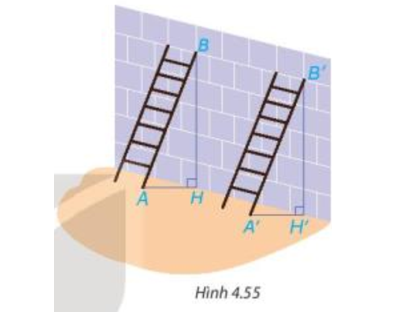 Có hai chiếc thang dài như nhau được dựa vào một bức tường với cùng độ cao (ảnh 1)