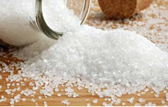 Kali alum là muối sulfat kép của kali và nhôm, tên Việt Nam gọi là “phèn chua”. Công thức hóa học của nó là KAl(SO4)2 và thông thường được tìm thấy ở dạng ngậm nước là KAl(SO4)2.12H2O. Phèn chua đó là loại muối có tinh thể to nhỏ không đều, không màu hoặc trắng, cũng có thể trong hoặc hơi đục. (ảnh 1)