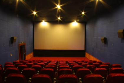 Tại sao tường của nhà hát, phòng hòa nhạc, rạp chiếu phim thường được làm sần sùi hoặc treo, phủ rèm nhung, len, dạ,…? (ảnh 1)