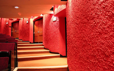 Tại sao tường của nhà hát, phòng hòa nhạc, rạp chiếu phim thường được làm sần sùi hoặc treo, phủ rèm nhung, len, dạ,…? (ảnh 2)
