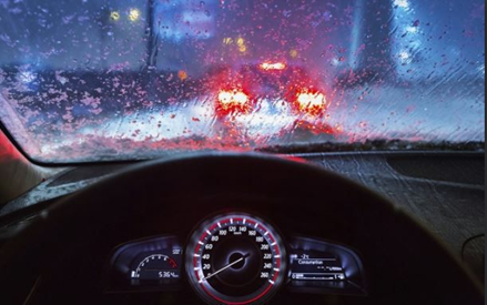 Giải thích sự khác biệt về tốc độ tối đa khi trời mưa và khi trời không mưa của biển báo tốc độ trên đường cao tốc ở Hình 11.2. (ảnh 2)