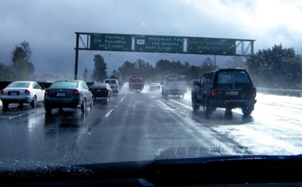 Giải thích sự khác biệt về tốc độ tối đa khi trời mưa và khi trời không mưa của biển báo tốc độ trên đường cao tốc ở Hình 11.2. (ảnh 3)