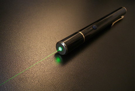 Chùm sáng phát ra từ một bút laser có thể coi là mô hình tia sáng không? Tại sao? (ảnh 1)