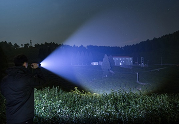 Chùm sáng phát ra từ một đèn pin có thể coi là mô hình tia sáng không? Tại sao? (ảnh 2)
