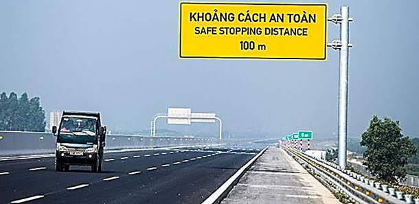 Các biển báo khoảng cách trên đường cao tốc dùng để làm gì? Dùng quy tắc “3 giây” để ước tính khoảng cách an toàn khi xe chạy với tốc độ 68 km/h. (ảnh 1)