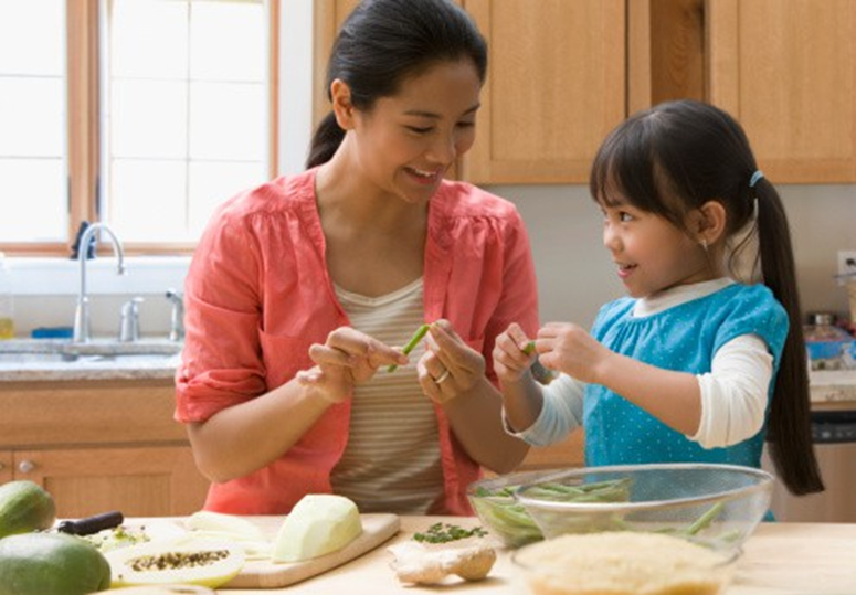 Thực hành lao động ở gia đình theo hướng dẫn của người thân như: thái rau, củ quả (ảnh 2)