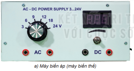  Hãy quan sát hai thiết bị chuyển đổi điện áp, tham khảo kí hiệu ở Bảng 2.1 và thảo luận để trả lời các câu hỏi sau: 1. Chức năng của hai thiết bị là gì? Giống nhau và khác nhau như thế nào? 2. Bộ chuyển đổi điện áp (Hình 2.1b) sử dụng hiệu điện thế vào bao nhiêu? 3. Các hiệu điện thế đầu ra như thế nào?  (ảnh 1)