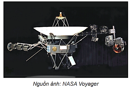 Hình bên cho thấy một trong hai con tàu vũ trụ Voyager đang làm nhiệm vụ thăm dò các hành tinh nằm xa Trái Đất trong hệ Mặt Trời. Chúng được phóng lên từ mũi Canaveral, Florida (Hoa Kì) vào năm 1977 và hiện nay cả hai con tàu đã ra khỏi hệ Mặt Trời, đang tiếp tục hoạt động và gửi thông tin về Trái Đất. Điều gì đã giúp cho tàu Voyager tiếp tục chuyển động rời xa Trái Đất,   (ảnh 1)